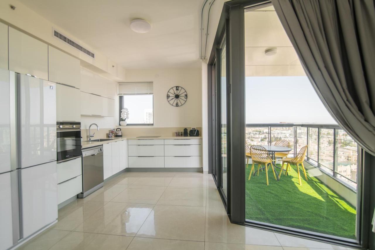 Gorgeous Design 3 Bdr - J Tower - Amazing View!